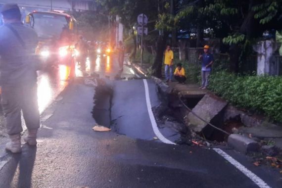 Ruas Jalan RA Kartini Cilandak Amblas, Pengendara Diminta Hati-Hati & Cari Jalur Alternatif - JPNN.COM