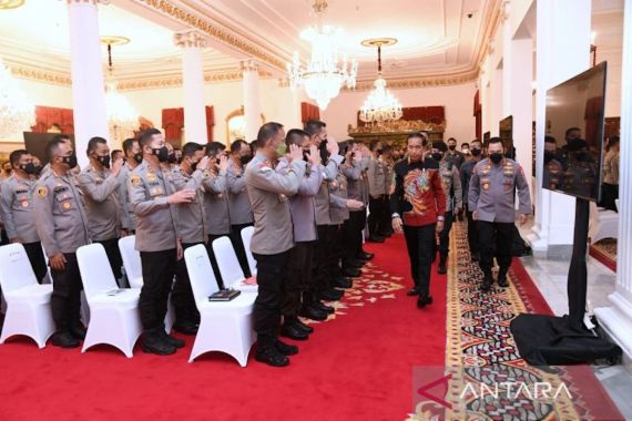Singgung Pungli dan Tindakan Represif Oknum Polri, Jokowi: Tolong Dijauhi - JPNN.COM