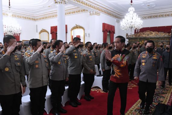 Jokowi kepada Kapolri dan Ratusan Perwira: Anda Dulu Tinggi, Sekarang Terendah - JPNN.COM