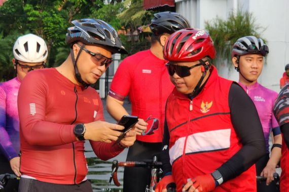 Gowes di Surabaya, Hasto Sebut Megawati Ingin Kader PDIP Sehat Jelang Pemilu - JPNN.COM