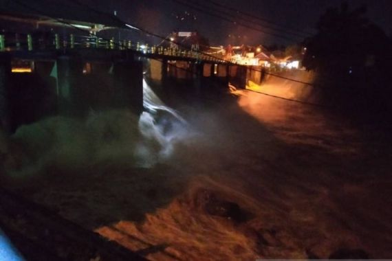 Air di Bendung Katulampa Bogor Tumpah, Jakarta Waspada Banjir - JPNN.COM