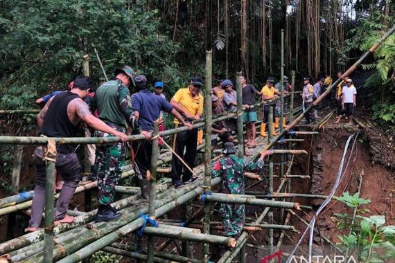 TNI-Polri Kerja Sama Bangun Jembatan Darurat di Bangli - JPNN.COM
