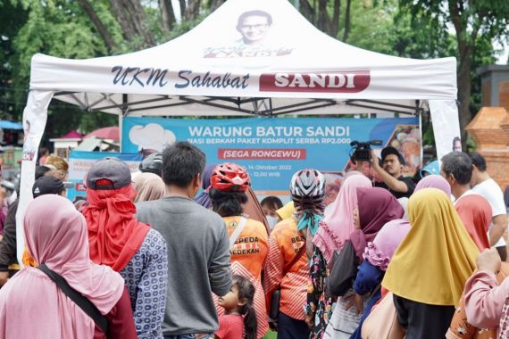 Batur Sandi Uno Borong Ratusan Paket Nasi dari Pelaku Rumah Makan di Cirebon - JPNN.COM