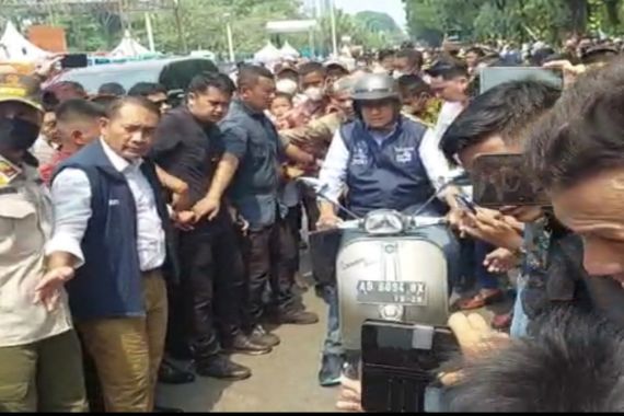 Dari Balai Kota ke Rumah, Anies Baswedan Naik Vespa Klasik Warisan Sang Ayah - JPNN.COM