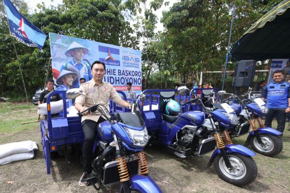 Sejahterakan Petani, Ibas Bagikan Sepeda Motor dan Sembako di Ngawi - JPNN.COM