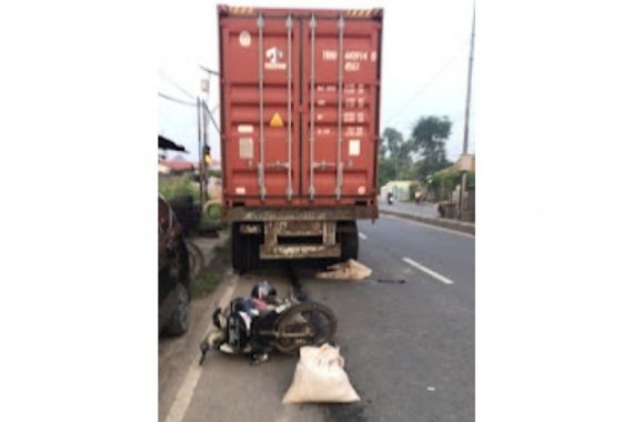 Pemotor Tewas Setelah Menabrak Truk Kontainer di Bekasi - JPNN.COM