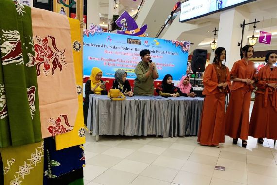 Batik Riau Dipamerkan di International Ipoh Fashion Week 2022 - JPNN.COM