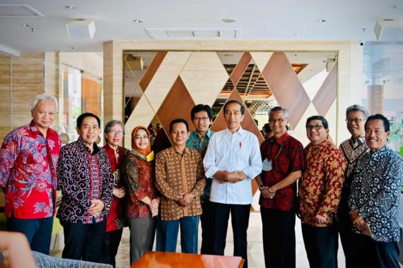 Jokowi Kumpulkan Temannya Semasa Kuliah, Lihat, Ada yang Kenal? - JPNN.COM