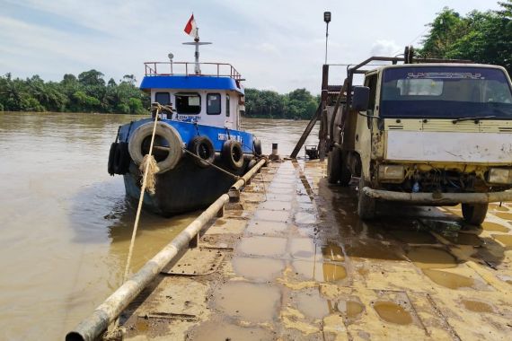 Ponton Oleng, 4 Truk Bermuatan Sawit Tercebur ke Sungai, 1 Orang Tewas Tenggelam - JPNN.COM