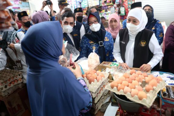 Respons Gubernur Khofifah Saat Temukan Harga Telur dan Beras Naik di Pasar Baru Gresik - JPNN.COM
