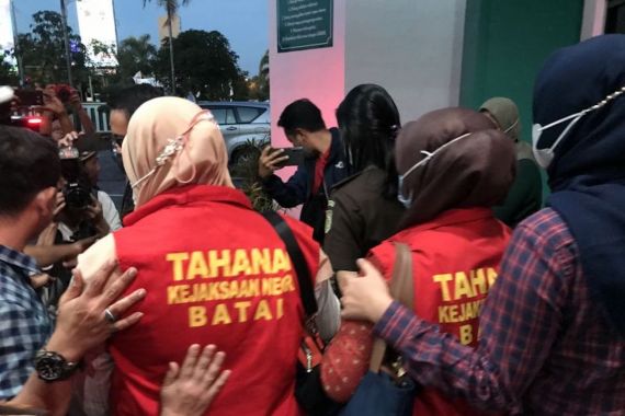 Kejaksaan Tahan Kepala Sekolah dan Bendahara Dana BOS SMKN 1 Batam - JPNN.COM