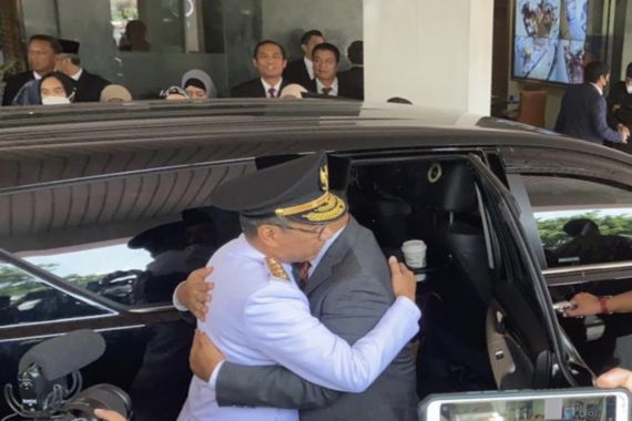 Pelukan Erat Anies untuk Heru Budi, Ada Bisikan 2 Kali Selamat - JPNN.COM