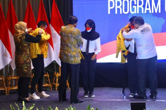 Menaker Ida Dampingi Jokowi Lepas 597 PMI ke Korea Selatan - JPNN.COM