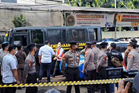 Tangan Diborgol, 3 Terdakwa Pembunuhan Brigadir J Tiba di PN Jaksel, Ferdy Sambo di Mana? - JPNN.COM