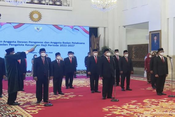 Jokowi Lantik Kepala BPKH Baru, Anggito Berharap Hal Ini - JPNN.COM