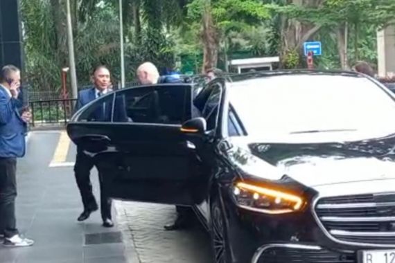 Tiba di Kantor PSSI, Presiden FIFA Semobil dengan M Iriawan, Lalu Lambaikan Tangan - JPNN.COM