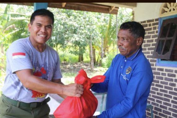 Laksdya TNI Muhammad Ali Bawa 200 Paket Bantuan untuk Warga Karimun - JPNN.COM