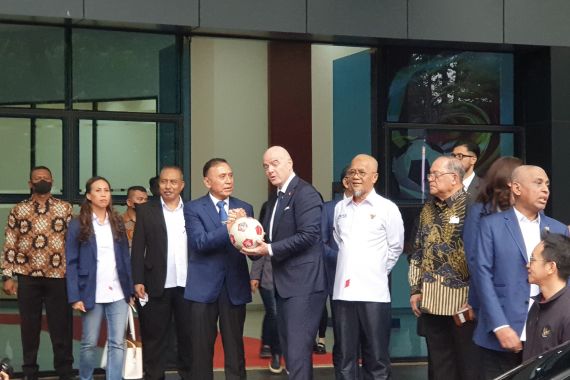 Pertemuan Presiden FIFA dengan PSSI Tuntas, Langsung Main Bola Bareng - JPNN.COM