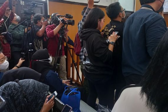 Sidang Bharada Richard Eliezer, Perempuan Berjaket Hitam jadi Perhatian - JPNN.COM