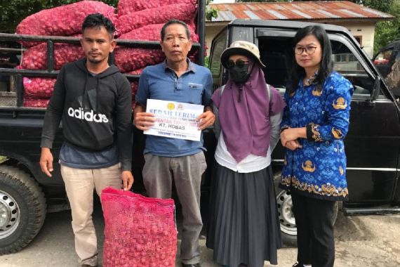 Junimart Girsang Salurkan 20 Ton Bibit Bawang Merah dan Alat Pertanian - JPNN.COM