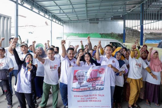 Komunitas Sopir Truk Pendukung Ganjar Bagikan Sembako di Petukangan Jaksel - JPNN.COM