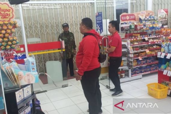 Minimarket di Bogor Digasak Perampok Berpedang, Terekam CCTV, Lihat - JPNN.COM