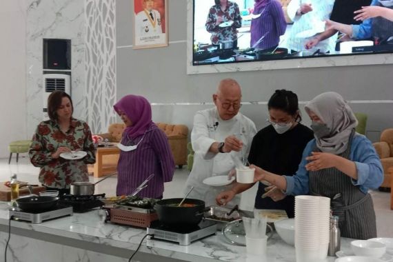 Chef William Wongso Berbagi Resep Masakan Sehat Bagi Ibu-Ibu PKK - JPNN.COM