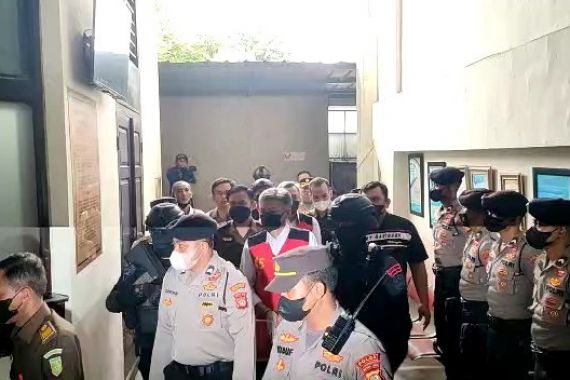 Tangan Brigjen Hendra Kurniawan Diborgol, Membawa Buku Merah - JPNN.COM