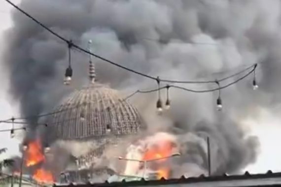 Masjid Jakarta Islamic Center Kebakaran, Kubahnya Roboh, Warga Histeris - JPNN.COM