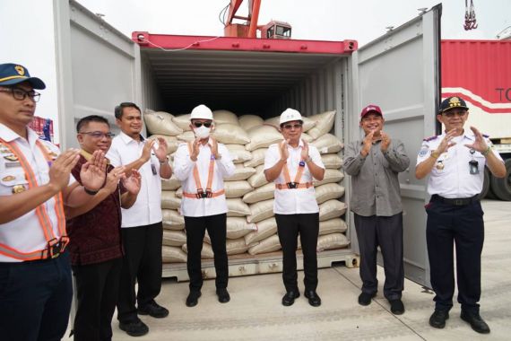 NFA Bersama Kemenhub & Kemendag Kirim Beras Lewat Tol Laut dari Patimban ke Aceh - JPNN.COM