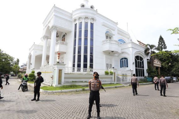 Penampakan Rumah Mewah Seharga Rp 30 Miliar Milik Bos Judi Apin BK yang Disita Polisi - JPNN.COM