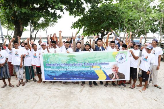 Sukarelawan Ganjar Ajak Nelayan Kepulauan Saugi Optimalkan Hasil Tangkapan - JPNN.COM
