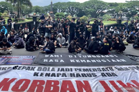 Aremania Tuntut Penuntasan Kasus Hukum Tragedi Kanjuruhan - JPNN.COM