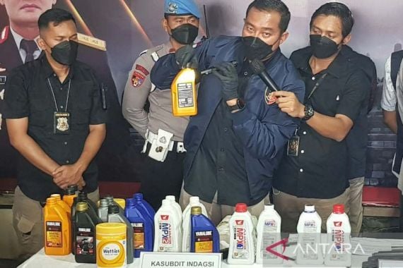 Polisi Bongkar Pabrik Oli Palsu di Kota Semarang, Omzetnya Fantastis - JPNN.COM