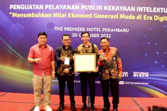 Kunjungi Riau, Stafsus Menteri Yasonna Bagikan Sertifikat Jenama - JPNN.COM