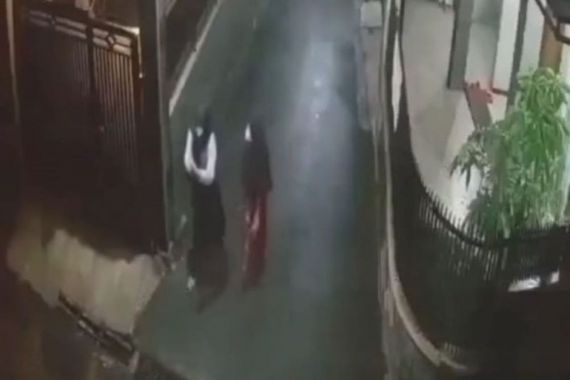 Biadab, Pelaku Penusukan Anak 12 Tahun Terekam CCTV, Korban Habis Mengaji - JPNN.COM