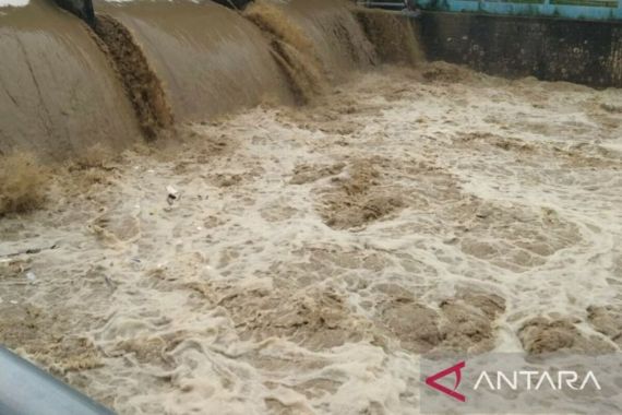 Aliran Sungai Meninggi, Pemerintah Tetapkan Status Siaga Banjir - JPNN.COM