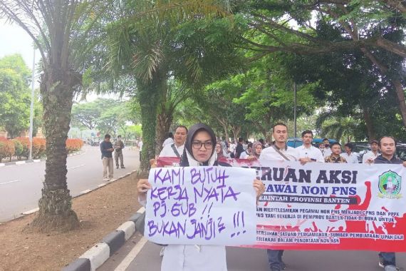 11 Tahun jadi Honorer, Perempuan Cantik Ini Bawa Poster, Tulisannya, Hmm - JPNN.COM