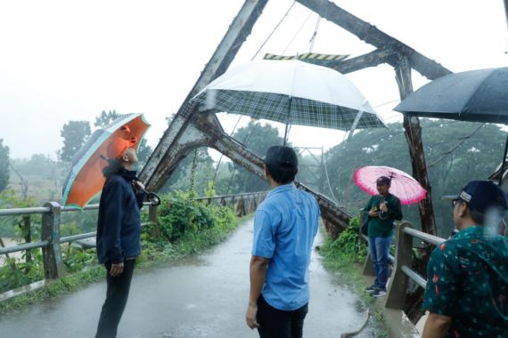 Tinjau Jembatan Rusak di Kendal saat Hujan Deras, Ganjar: Kami Harus Cepat Merespons - JPNN.COM
