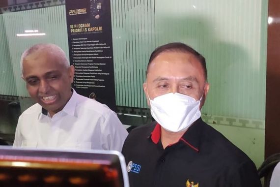 Begini Kalimat Ketua Umum PSSI Iwan Bule Seusai Diperiksa Polisi - JPNN.COM