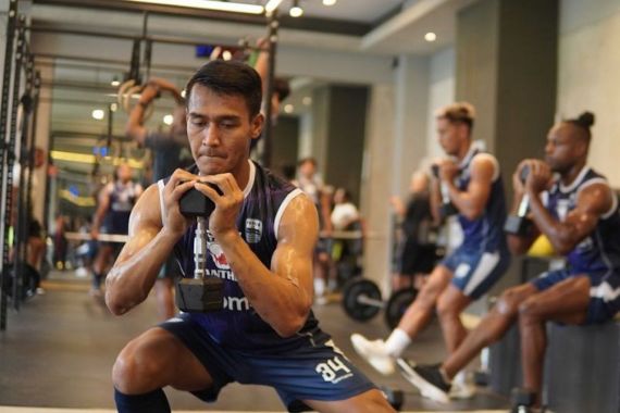 Kompetisi Dihentikan, Kiper Anyar Persib Bandung Ini Tetap Rutin Latihan - JPNN.COM