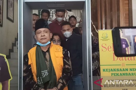 Mantan Rektor UIN Suska Riau Sempat Kabur ke Lampung, Kini Dijebloskan ke Tahanan - JPNN.COM