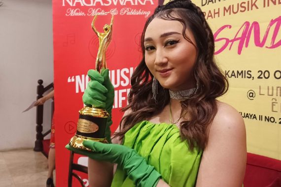 Sandrina Sabet Piala AMI Awards Berkat Pacar Selingan - JPNN.COM