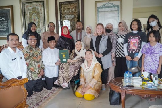 Hari Santri, Wamen ATR/BPN Serahkan Sertifikat Tanah Yayasan Keluarga Gus Dur - JPNN.COM