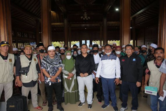 Jhonlin Group Umrahkan 70 Warga Tanah Bumbu, Gratis - JPNN.COM