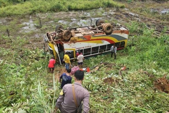 Kecelakaan Tunggal, Bus Jatuh ke Jurang, 17 Penumpang Luka-Luka - JPNN.COM