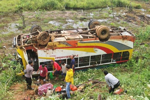 Detik-Detik Kecelakaan Bus Masuk Jurang, Ini Penyebabnya - JPNN.COM