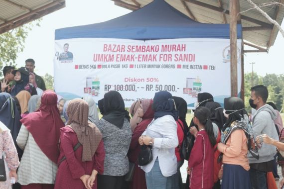UKM Mak-mak For Sandi Gelar Bazar Sembako Murah di Pekanbaru, Cuma Rp 50 Ribu - JPNN.COM