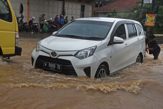 Jangan Abaikan Mobil yang Terkena Banjir, Ini 5 Risikonya - JPNN.COM