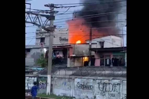 Kebakaran Permukiman di Pademangan, Ibu dan 2 Anak Tewas - JPNN.COM